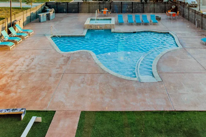 La Quinta Inn & Suites by Wyndham San Antonio Alamo City 5