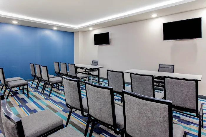 La Quinta Inn & Suites by Wyndham San Antonio Alamo City 5