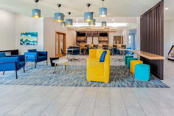 La Quinta Inn & Suites by Wyndham San Antonio Alamo City 5