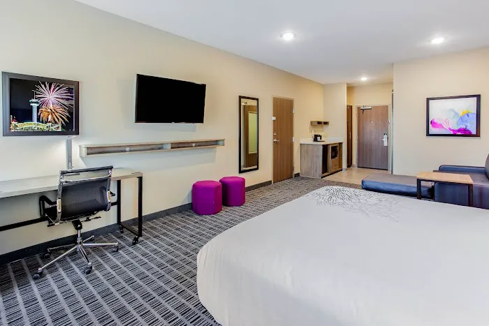 La Quinta Inn & Suites by Wyndham San Antonio Alamo City 5