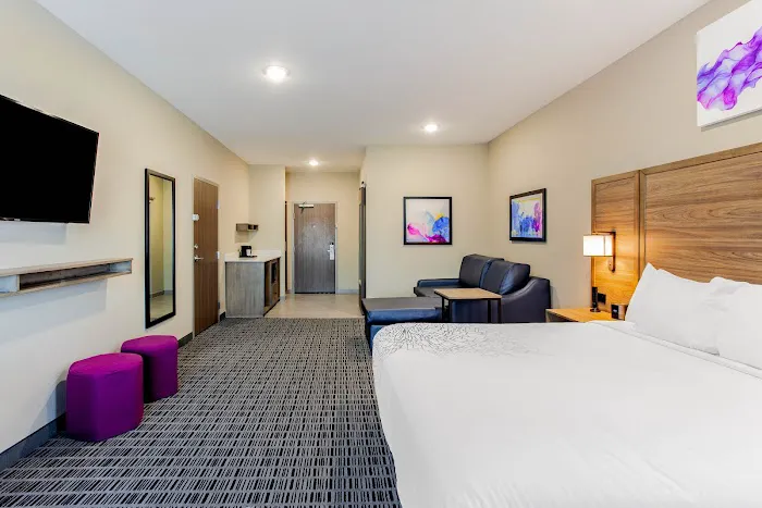 La Quinta Inn & Suites by Wyndham San Antonio Alamo City 5
