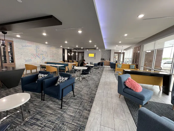 La Quinta Inn & Suites by Wyndham San Antonio Alamo City 5