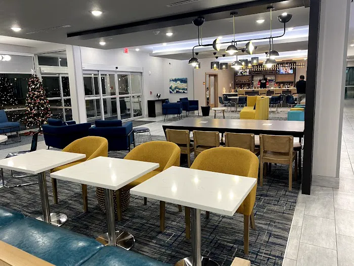 La Quinta Inn & Suites by Wyndham San Antonio Alamo City 5