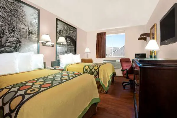 Super 8 by Wyndham San Antonio/I-35 North 5