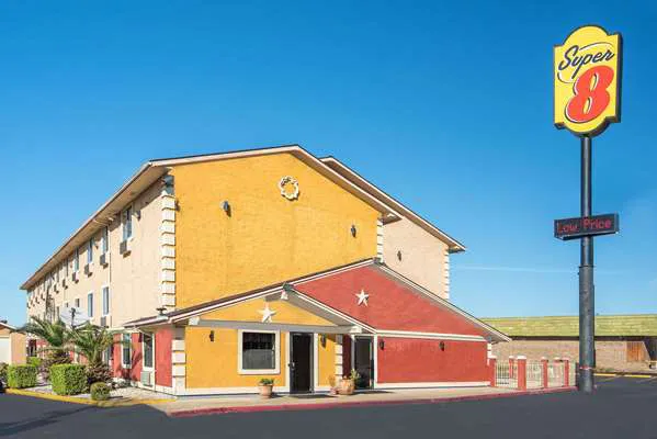 Super 8 by Wyndham San Antonio/I-35 North 5