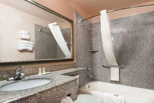 Super 8 by Wyndham San Antonio/I-35 North 5