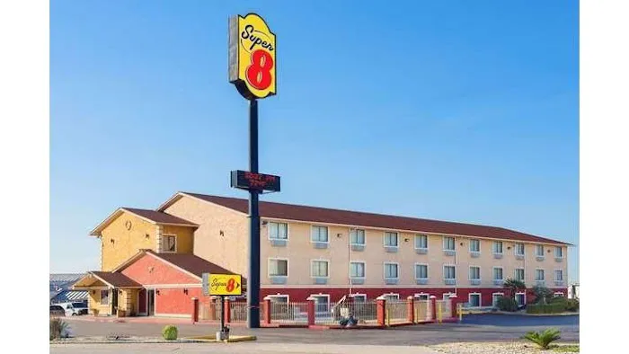 Super 8 by Wyndham San Antonio/I-35 North 5
