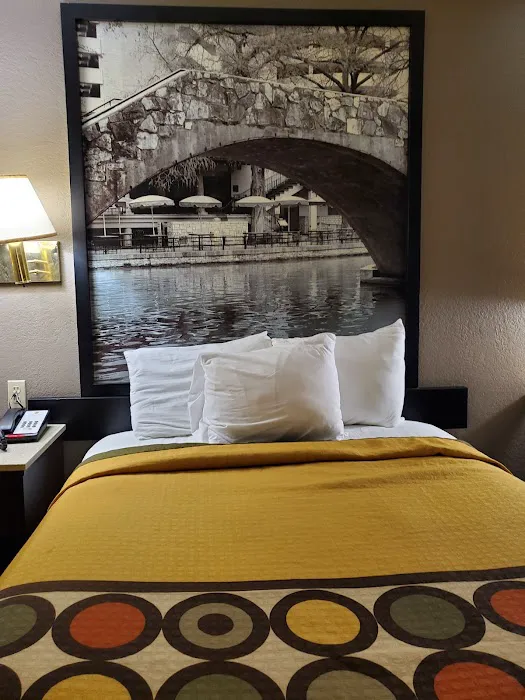 Super 8 by Wyndham San Antonio/I-35 North 5