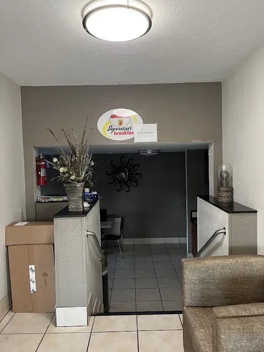 Super 8 by Wyndham San Antonio/I-35 North 5