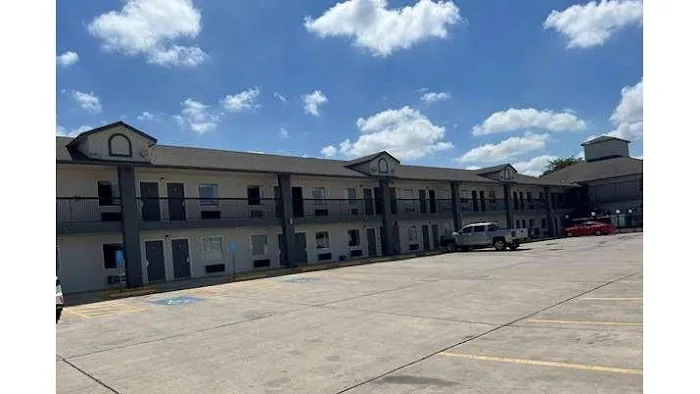 Days Inn by Wyndham Morgan's Wonderland / IH-35 N 5