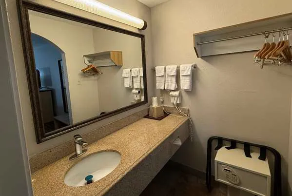Days Inn by Wyndham Morgan's Wonderland / IH-35 N 5