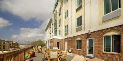 Holiday Inn Express & Suites San Antonio West-Seaworld Area by IHG