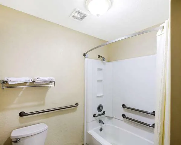 Rodeway Inn & Suites South of Fiesta Park 5