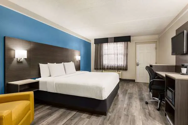 La Quinta Inn by Wyndham San Antonio I-35 N at Toepperwein 5
