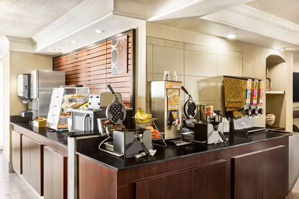 La Quinta Inn by Wyndham San Antonio I-35 N at Toepperwein 5
