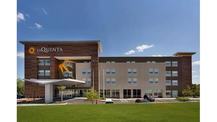 La Quinta Inn & Suites by Wyndham San Antonio Seaworld/LAFB 5