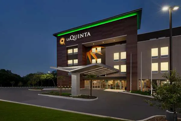 La Quinta Inn & Suites by Wyndham San Antonio Seaworld/LAFB 5