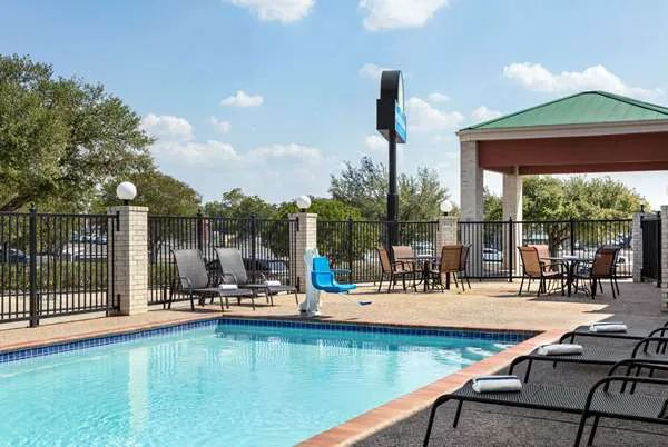Days Inn by Wyndham San Antonio Near Fiesta Park 5