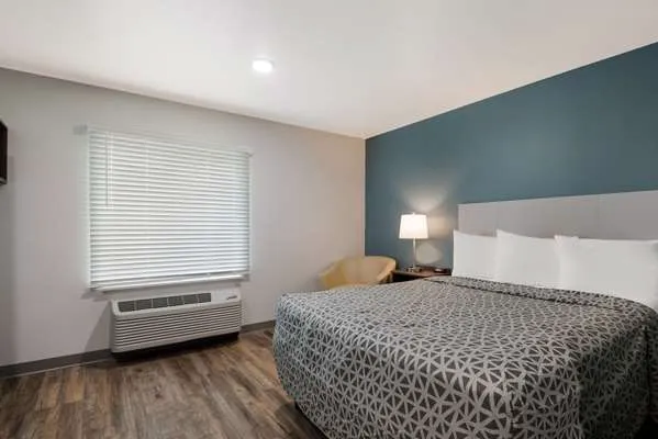 WoodSpring Suites San Antonio UTSA - Medical Center 5