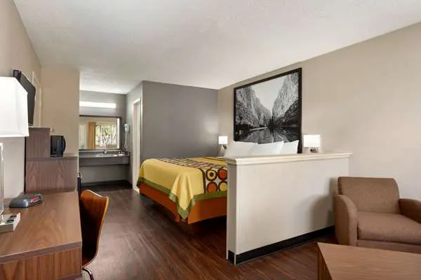 Super 8 by Wyndham Universal City 5