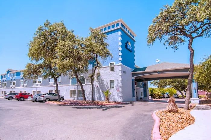 Days Inn & Suites by Wyndham San Antonio North/Stone Oak 4