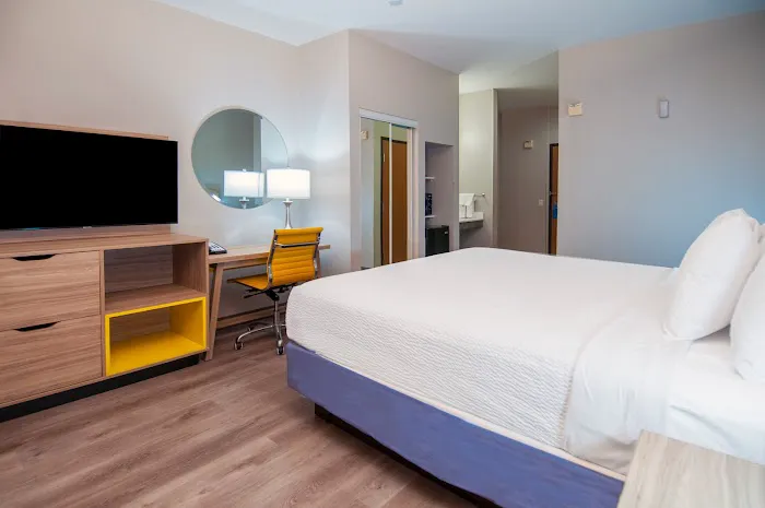 Days Inn & Suites by Wyndham San Antonio North/Stone Oak 4