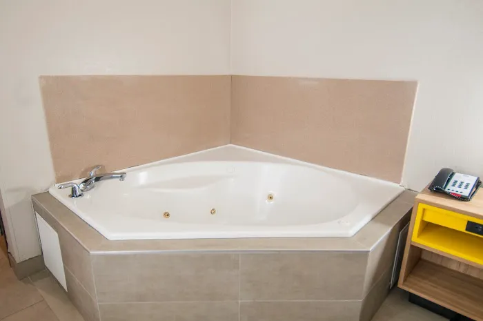 Days Inn & Suites by Wyndham San Antonio North/Stone Oak 4