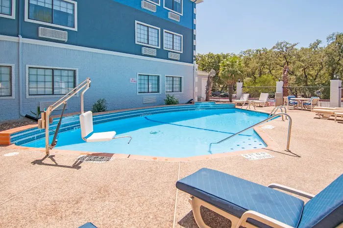 Days Inn & Suites by Wyndham San Antonio North/Stone Oak 4