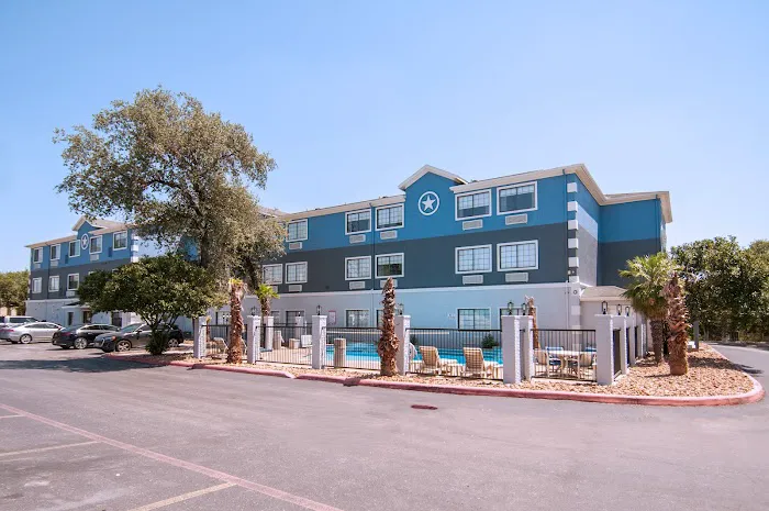Days Inn & Suites by Wyndham San Antonio North/Stone Oak 4