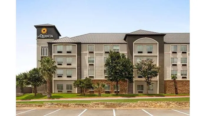 La Quinta Inn & Suites by Wyndham San Antonio N Stone Oak 5