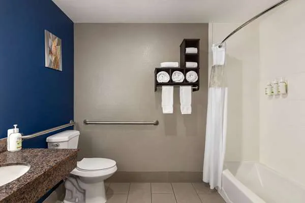 La Quinta Inn & Suites by Wyndham San Antonio N Stone Oak 5