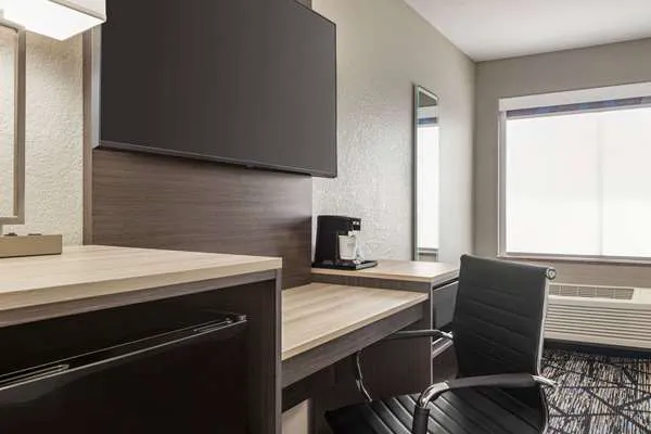 La Quinta Inn & Suites by Wyndham San Antonio N Stone Oak 5