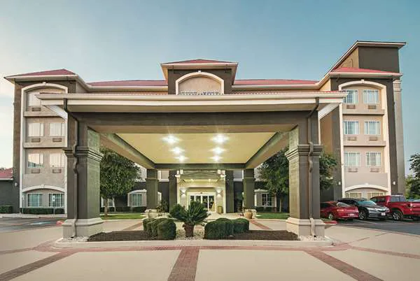 La Quinta Inn & Suites by Wyndham San Antonio Northwest 5