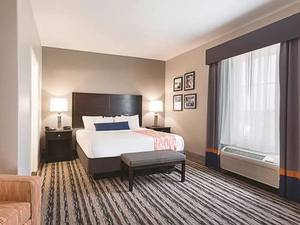 La Quinta Inn & Suites by Wyndham San Antonio Northwest 5