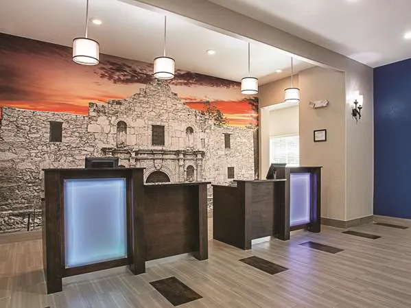 La Quinta Inn & Suites by Wyndham San Antonio Northwest 5