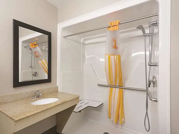La Quinta Inn & Suites by Wyndham San Antonio Northwest 5