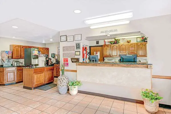 Super 8 by Wyndham San Antonio/Fiesta 4