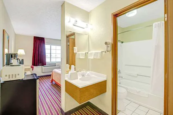 Super 8 by Wyndham San Antonio/Fiesta 4