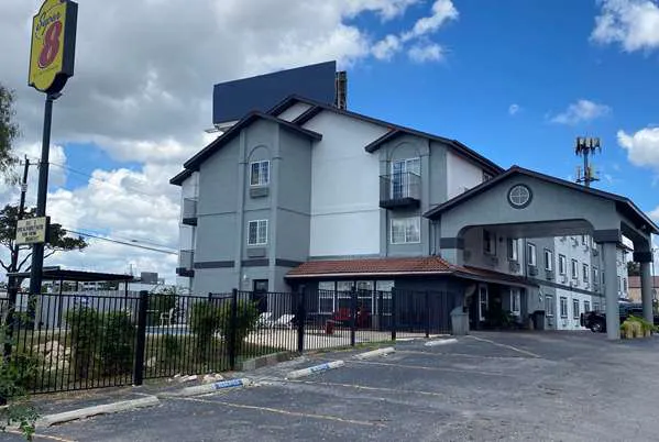 Super 8 by Wyndham San Antonio/Fiesta 4