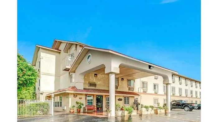 Super 8 by Wyndham San Antonio/Fiesta 4