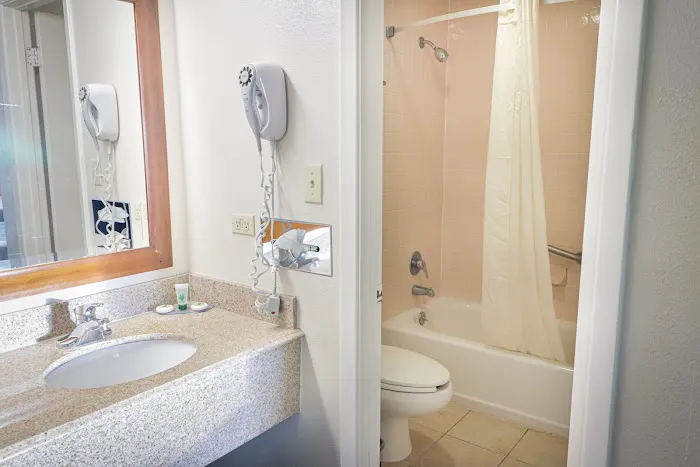 University Inn & Suites San Antonio 4