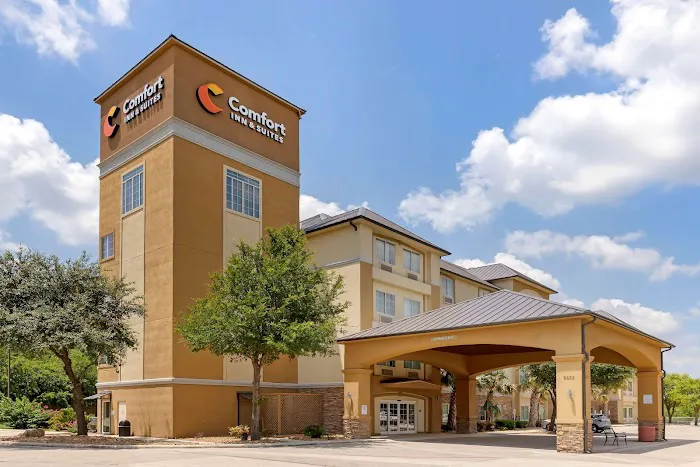 Comfort Inn & Suites Near Six Flags & Medical Center 5