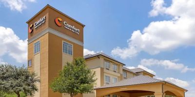 Comfort Inn & Suites Near Six Flags & Medical Center