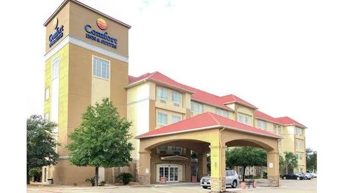 Comfort Inn & Suites Near Six Flags & Medical Center 5