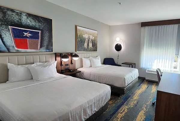 La Quinta Inn & Suites by Wyndham San Antonio at the RIM 5