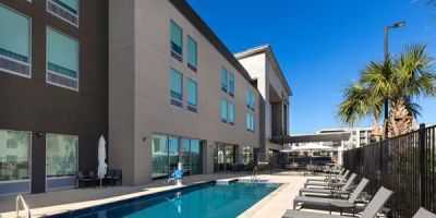 La Quinta Inn & Suites by Wyndham San Antonio at the RIM