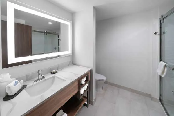 La Quinta Inn & Suites by Wyndham San Antonio at the RIM 5