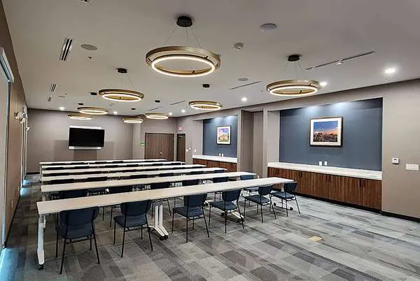La Quinta Inn & Suites by Wyndham San Antonio at the RIM 5