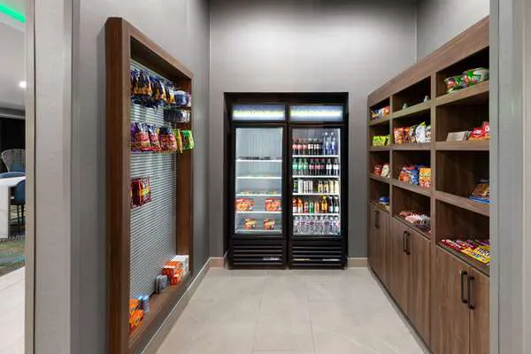 La Quinta Inn & Suites by Wyndham San Antonio at the RIM 5