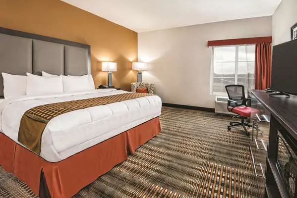 La Quinta Inn & Suites by Wyndham San Antonio by Frost Bank Center 4